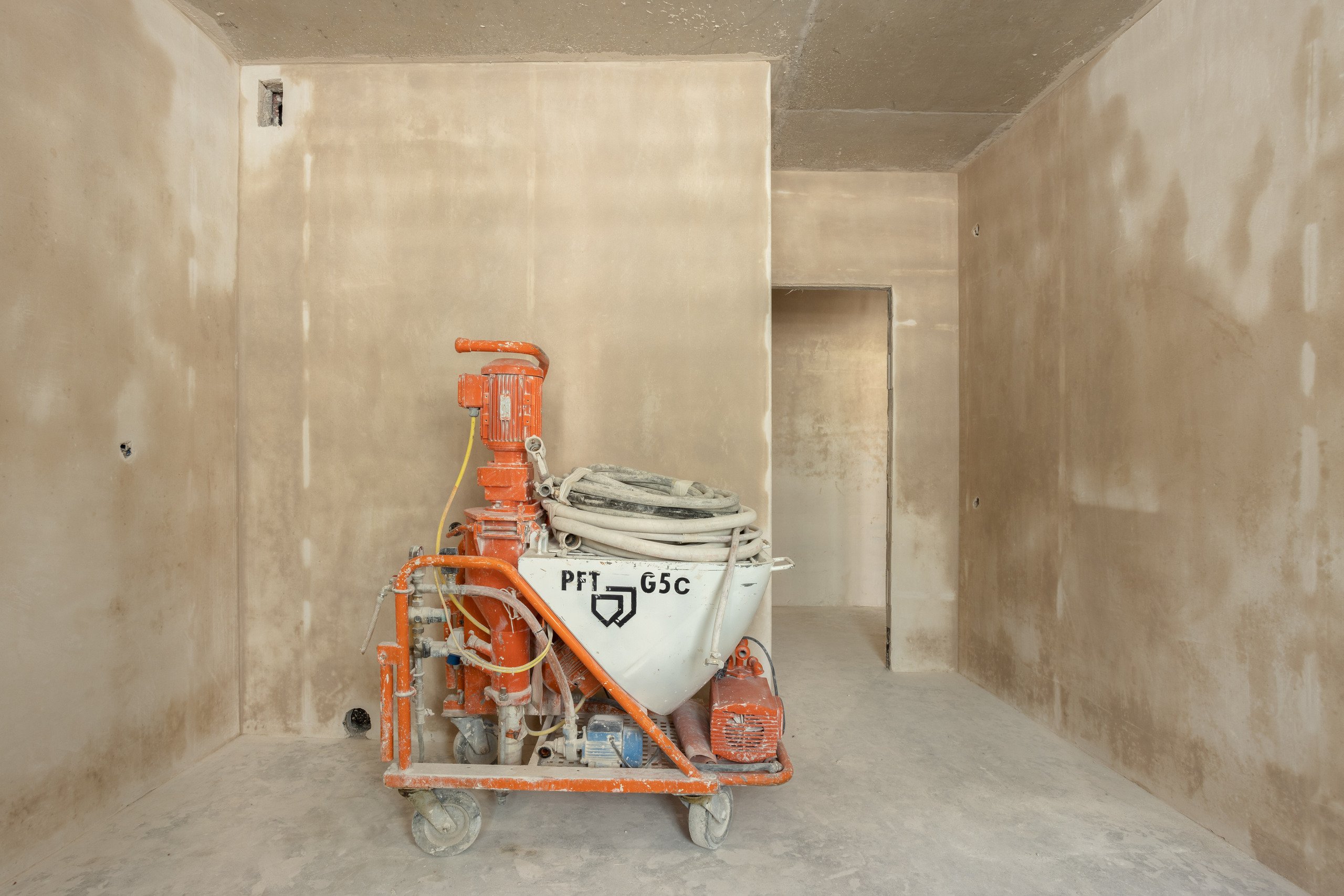 Машинная штукатурка: основные сроки и пороги влажности