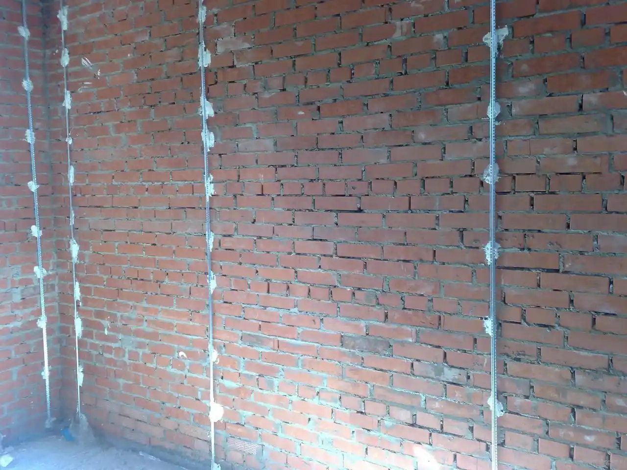 Підготовка стін з встановленими маяками для нанесення штукатурки